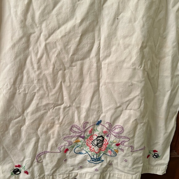 VTG Embroidered linen pillowcase with basket and flowers. Queen size - Picture 5 of 7